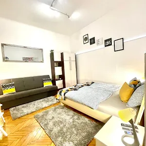 Small Cosy Near The Famous Westend Center Apartman